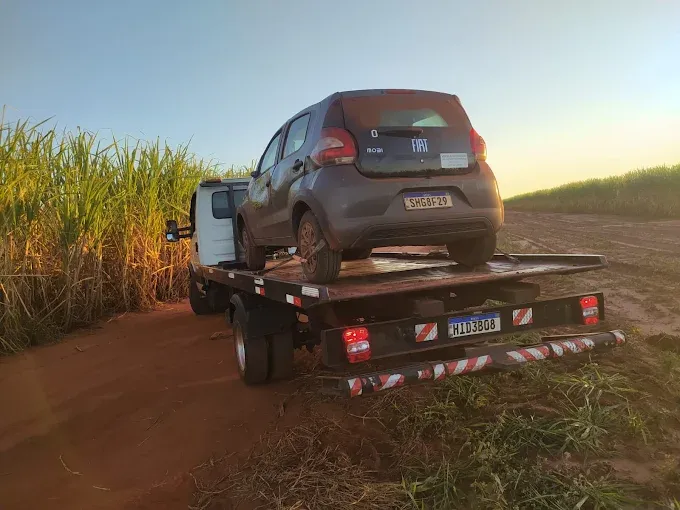 Reboque de veículo em estrada rural da região de Presidente Prudente