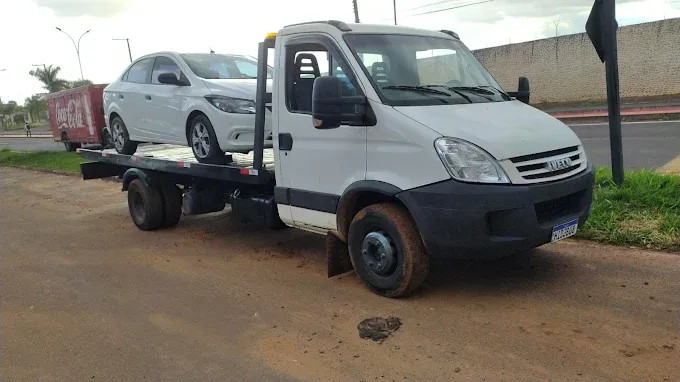 Guincho 24 horas em Presidente Prudente transportando carro em plataforma
