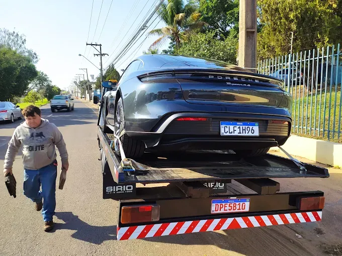 Auto socorro 24h atendendo veículo em área urbana de Presidente Prudente